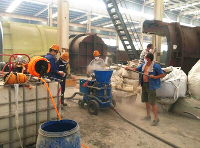 Refractory gunning machine for spraying refractory materials