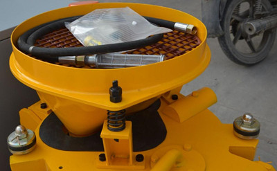 Wet shotcrete machine hopper