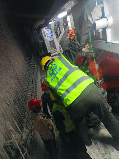 spray the pea gravel to fill the tunnel liner