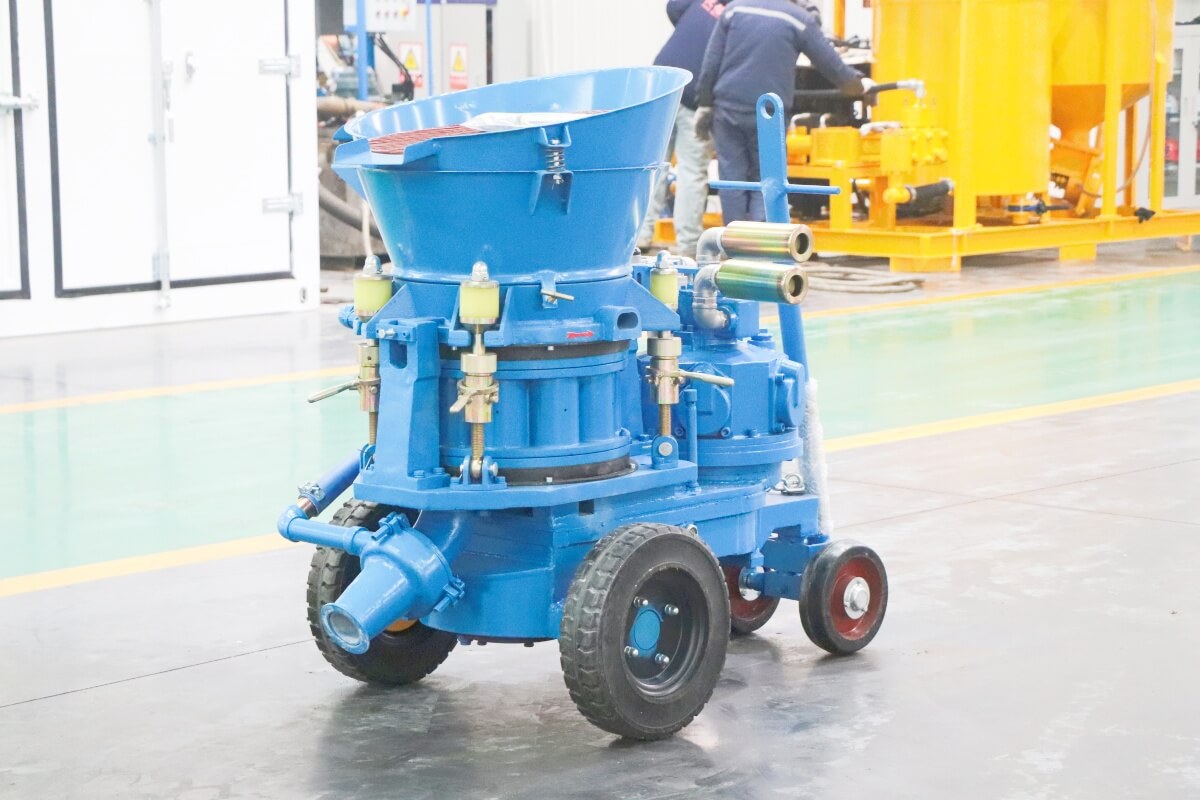 Small size refractory concrete gunning machine