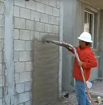 Mortar spraying machine for wall