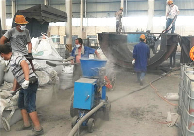 Refractory gunite machine for spraying refractory