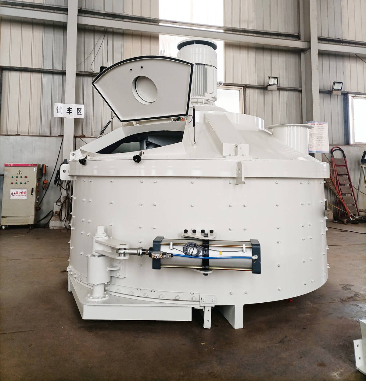 planetary concrete mixer for mixing aggregates