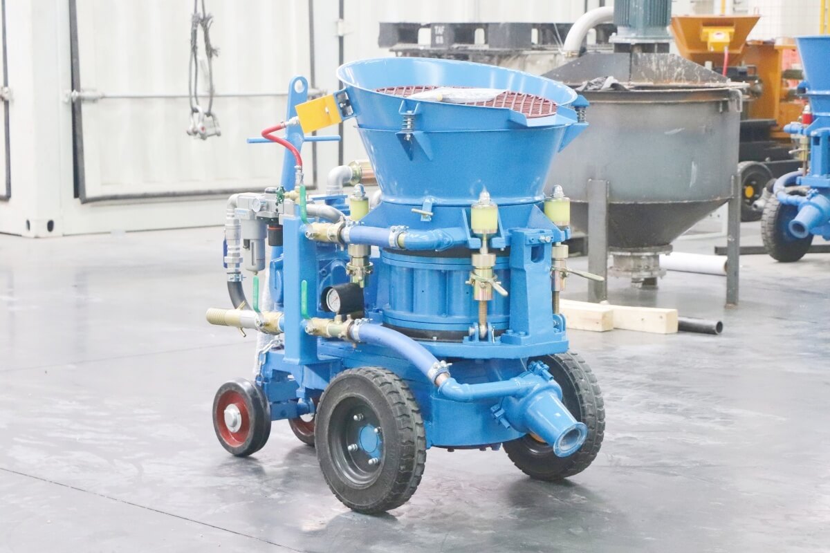 Small size concrete spraying machine