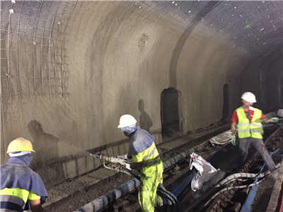 Concrete spraying machine for tunnel