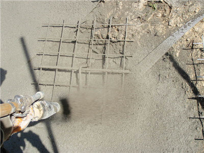 Concrete spraying machine for retaining wall