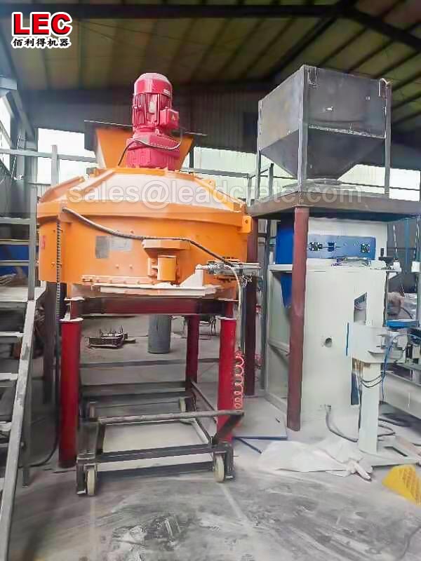 Counter current planetary mixer for refractory materials castable