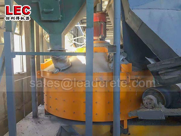 Planetary mixer with vertical shaft in concrete mixing plant