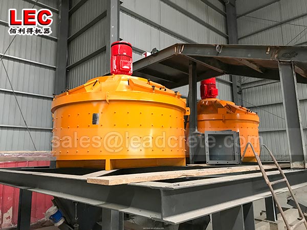 Self loading concrete block mixer