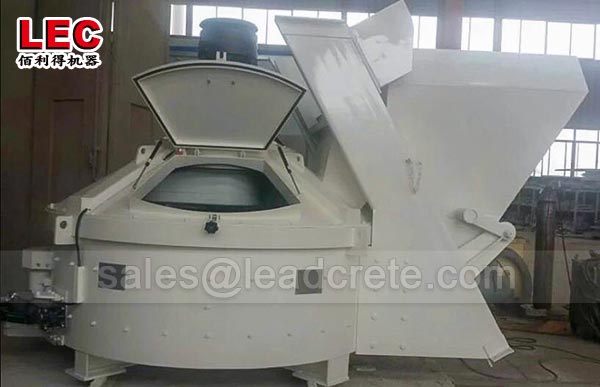 Planetary concrete mixer equipped with hopper