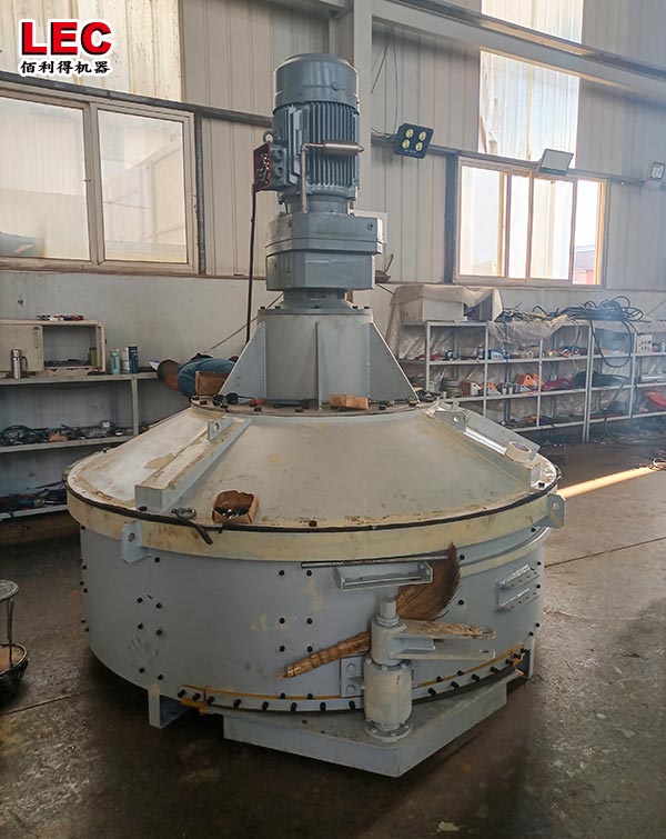 Planetary mixer for mixing aggregates and cement