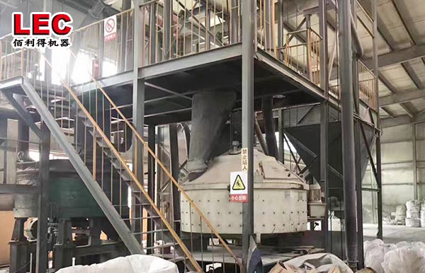 Counter-current planetary concrete mixer for refractory materials