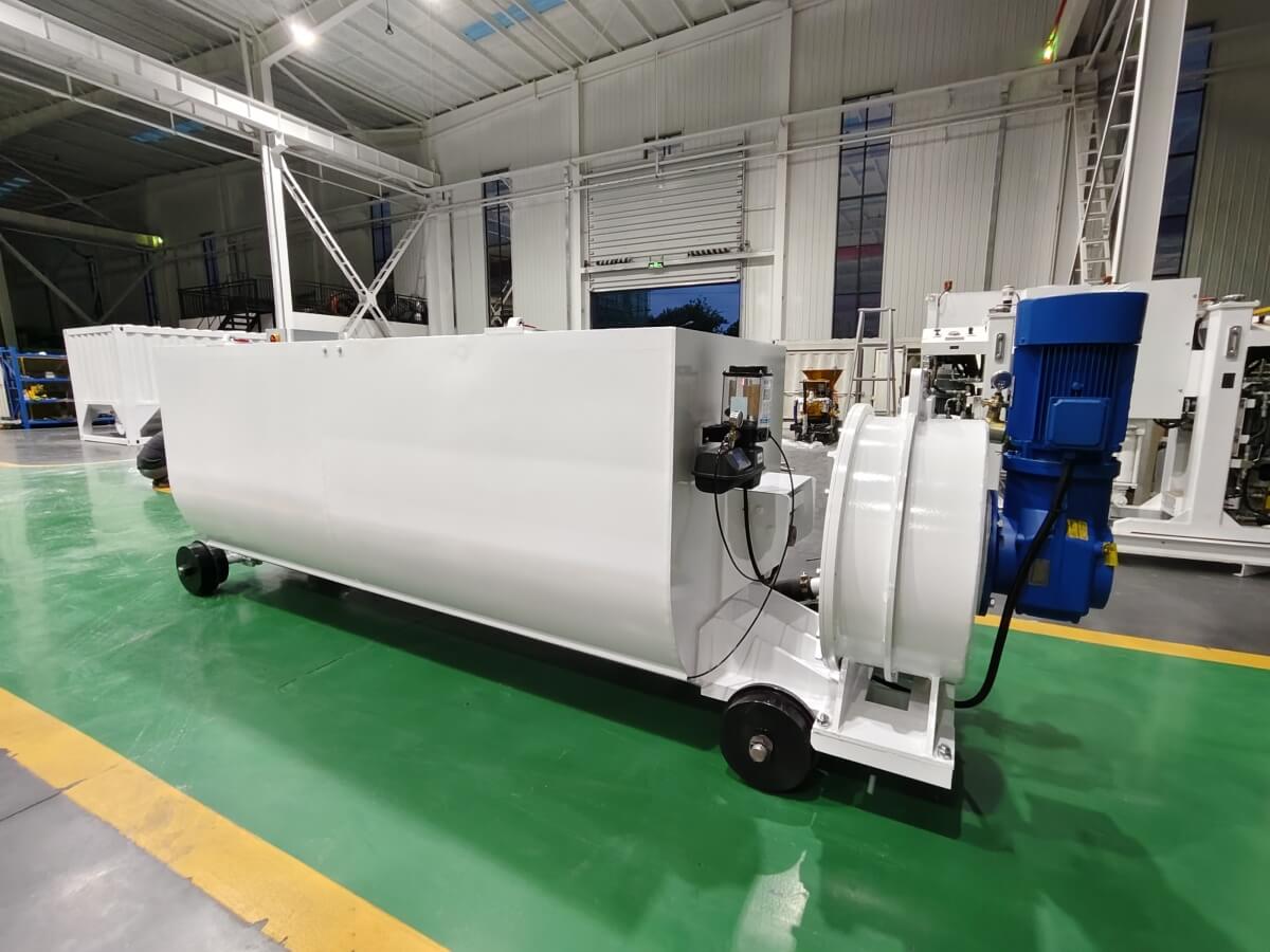 Hose type concrete pump with mixer