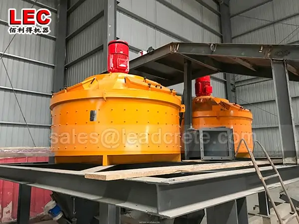Self loading concrete block mixer
